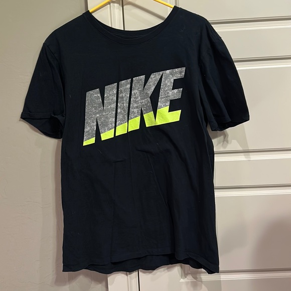 Nike shirt - Picture 1 of 3